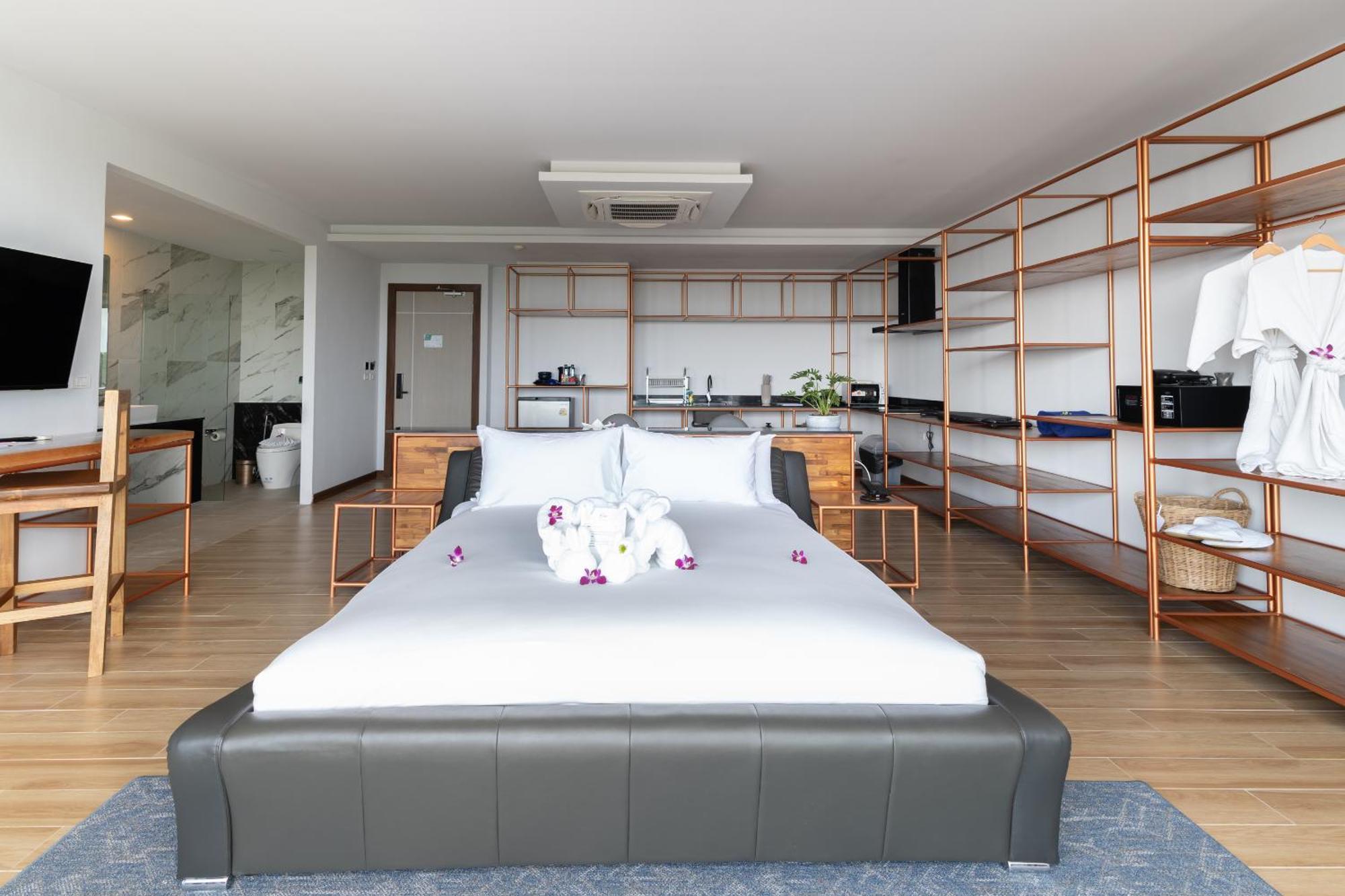 The Blue Hotel - Sha Plus Chalong Bagian luar foto